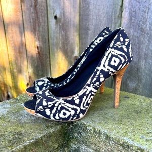 Christian Siriano Ikat print in bue & white 6.5